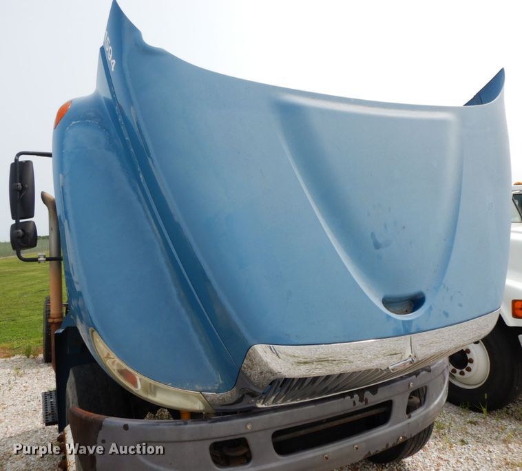 image for item HJ9674 2004 International 4300  truck cab and chassis