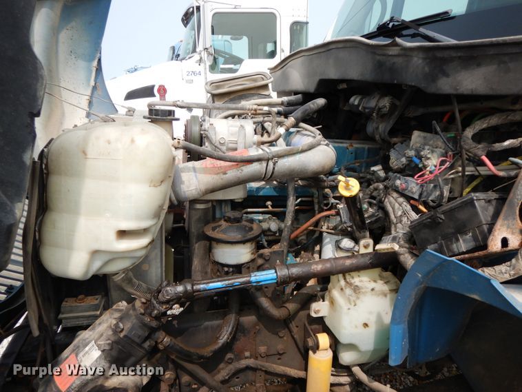 image for item HJ9674 2004 International 4300  truck cab and chassis