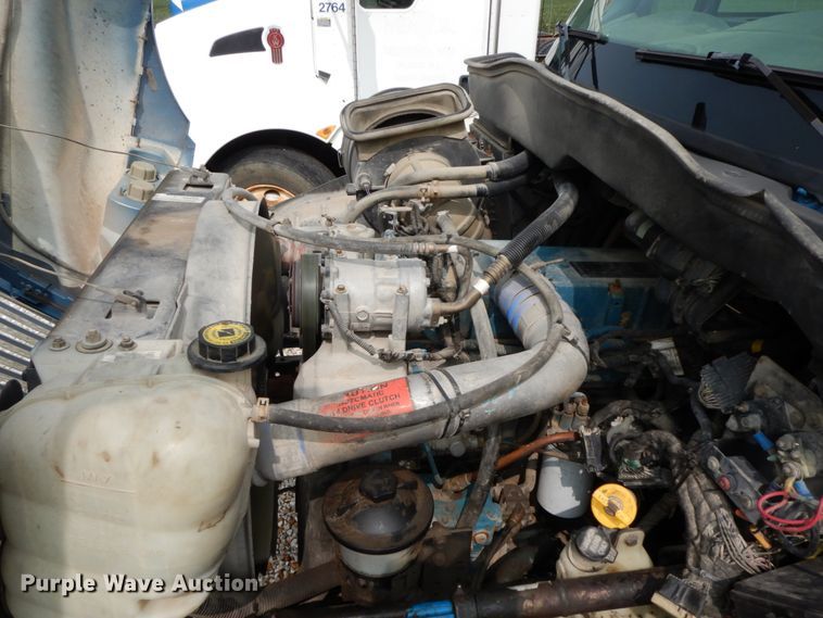 image for item HJ9674 2004 International 4300  truck cab and chassis