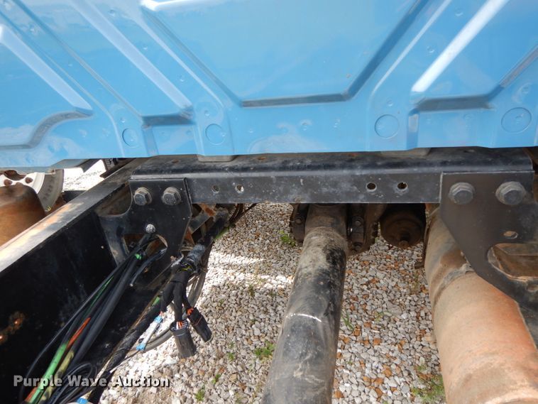 image for item HJ9674 2004 International 4300  truck cab and chassis