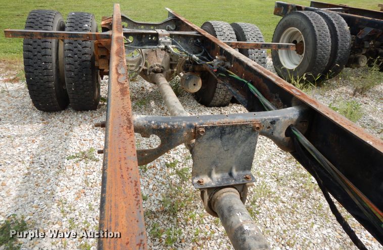 image for item HJ9674 2004 International 4300  truck cab and chassis