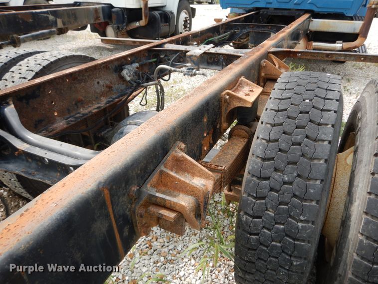 image for item HJ9674 2004 International 4300  truck cab and chassis