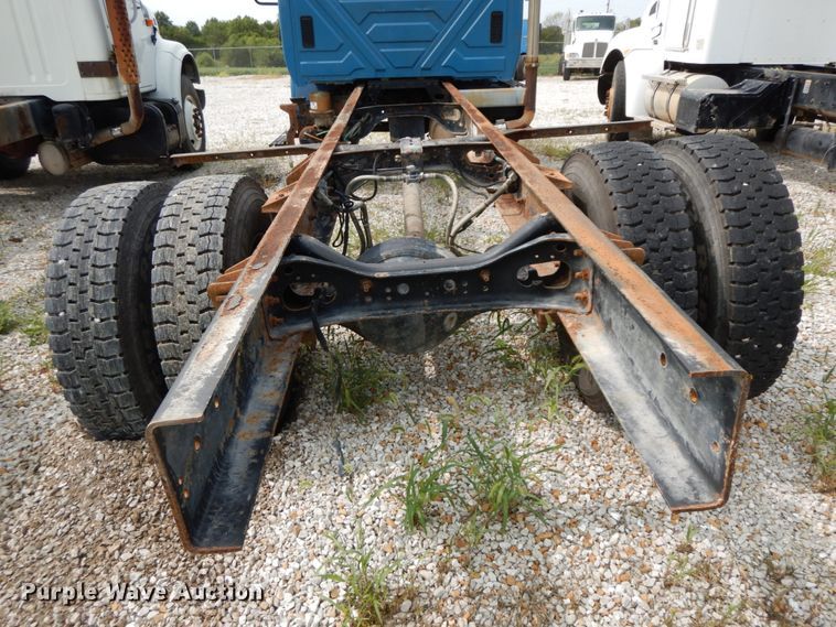 image for item HJ9674 2004 International 4300  truck cab and chassis