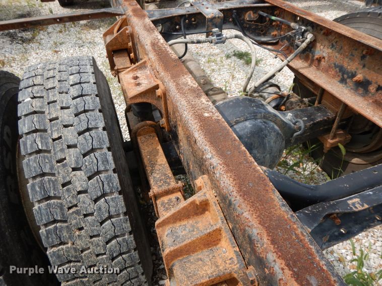 image for item HJ9674 2004 International 4300  truck cab and chassis