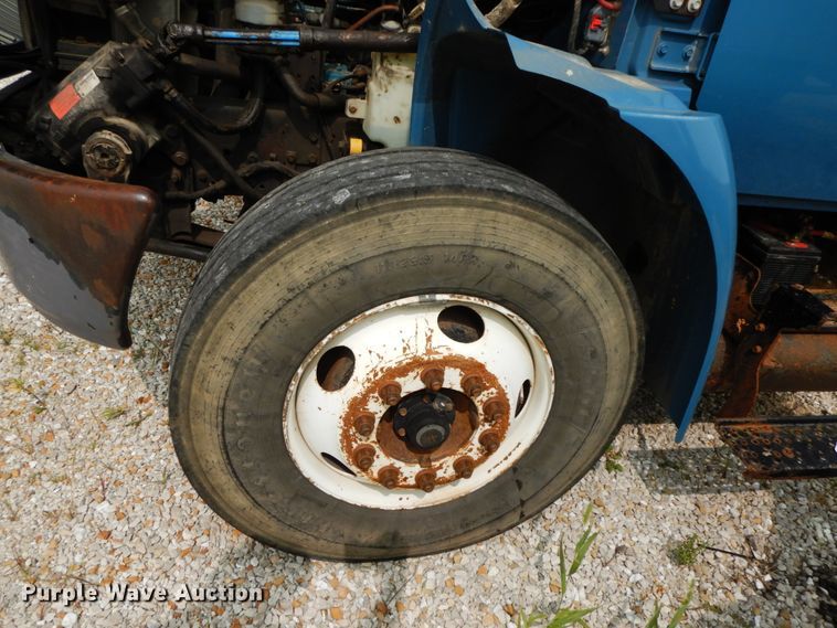 image for item HJ9674 2004 International 4300  truck cab and chassis