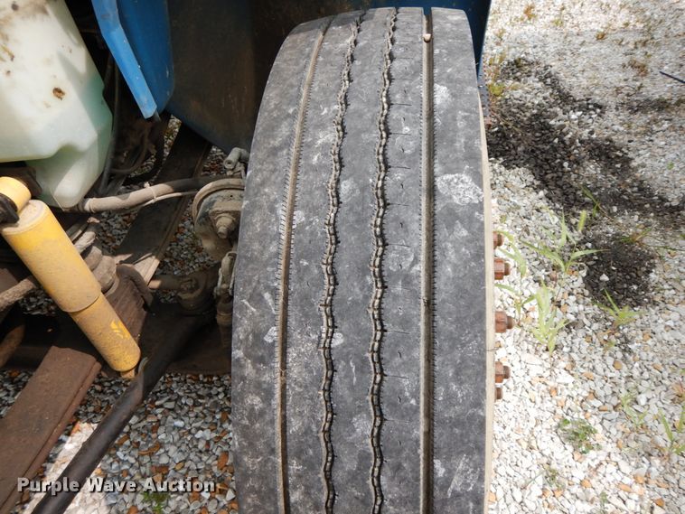 image for item HJ9674 2004 International 4300  truck cab and chassis