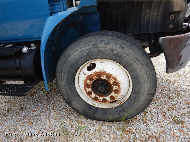 image for item HJ9674 2004 International 4300  truck cab and chassis