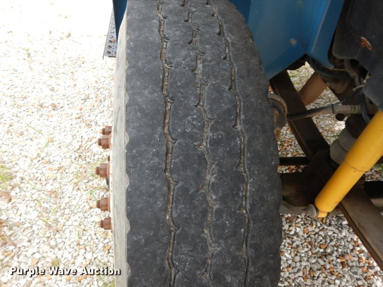 image for item HJ9674 2004 International 4300  truck cab and chassis