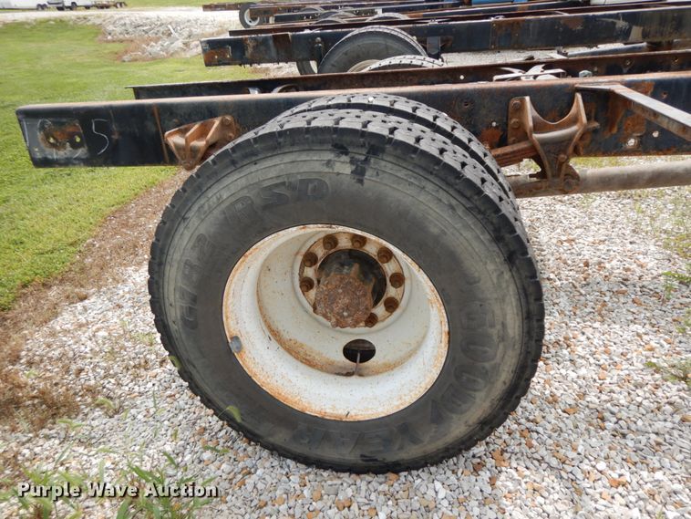 image for item HJ9674 2004 International 4300  truck cab and chassis