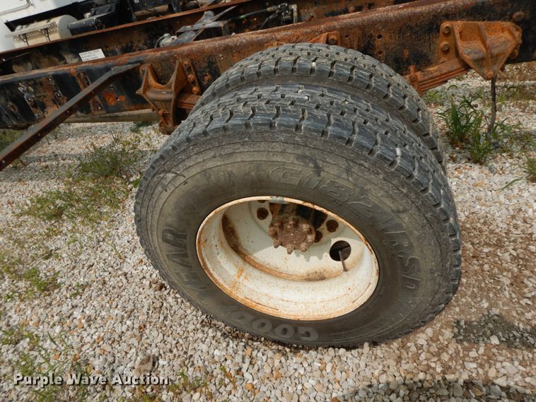 image for item HJ9674 2004 International 4300  truck cab and chassis