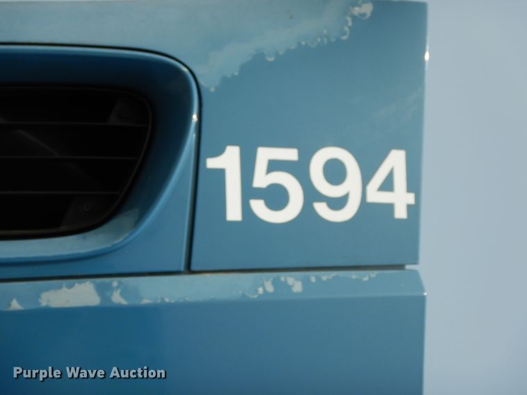 image for item HJ9674 2004 International 4300  truck cab and chassis