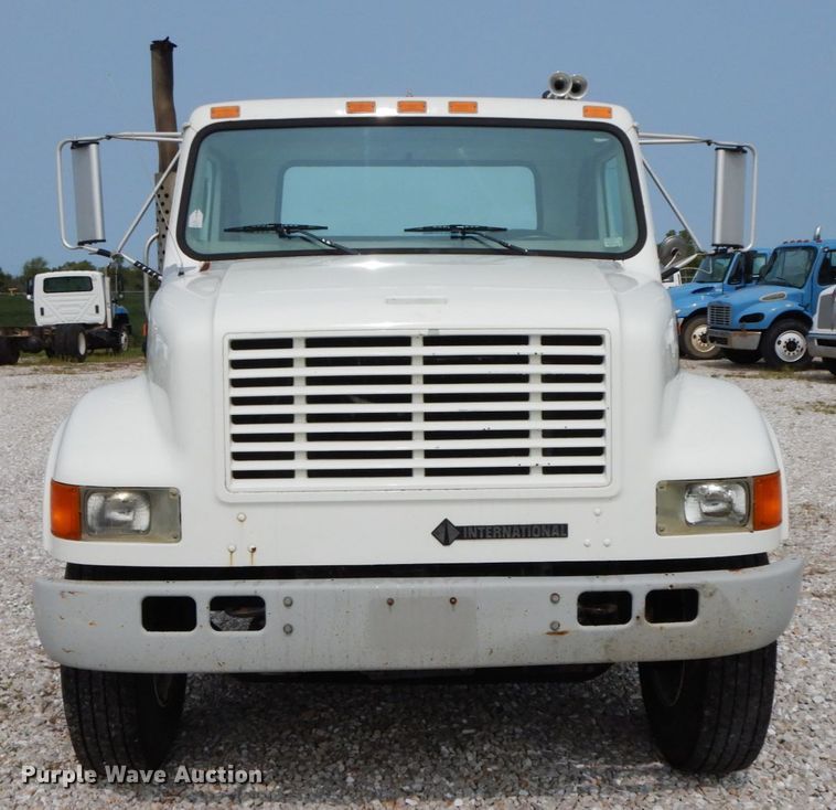 image for item HJ9675 2002 International 4900  truck cab and chassis