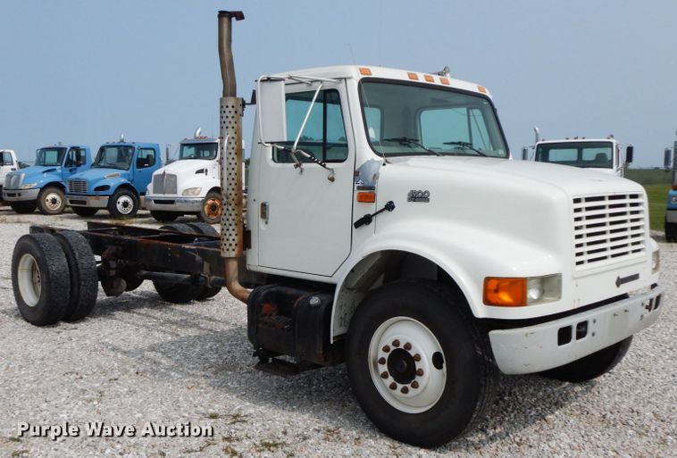 image for item HJ9675 2002 International 4900  truck cab and chassis