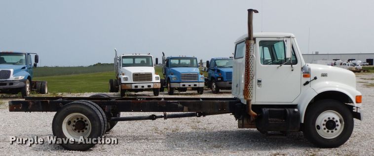image for item HJ9675 2002 International 4900  truck cab and chassis