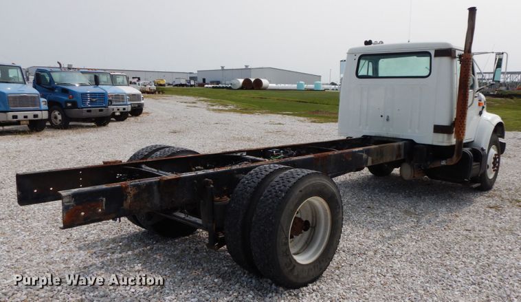 image for item HJ9675 2002 International 4900  truck cab and chassis