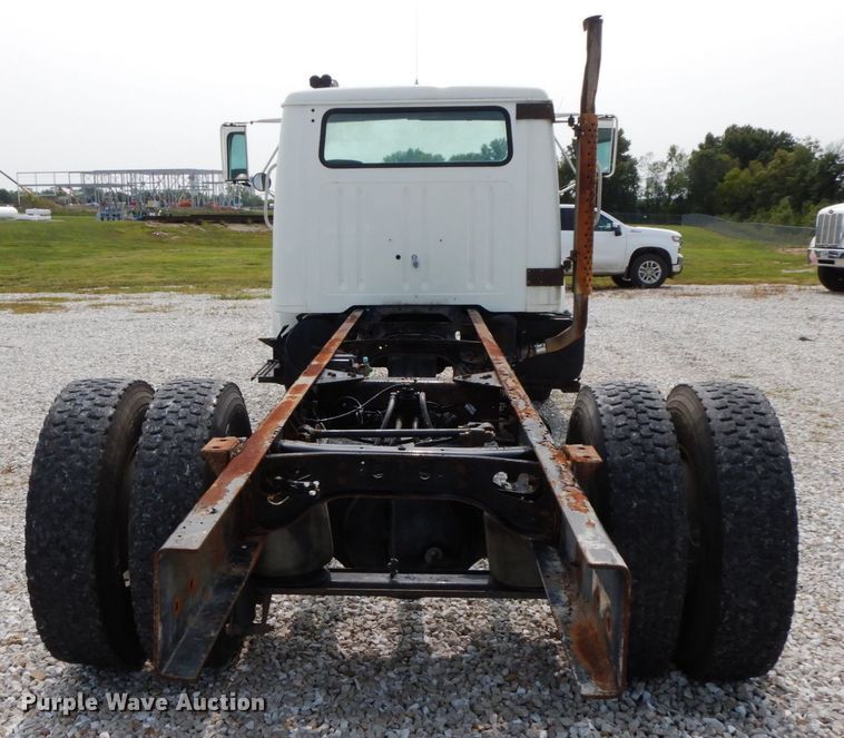 image for item HJ9675 2002 International 4900  truck cab and chassis