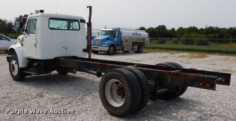 image for item HJ9675 2002 International 4900  truck cab and chassis