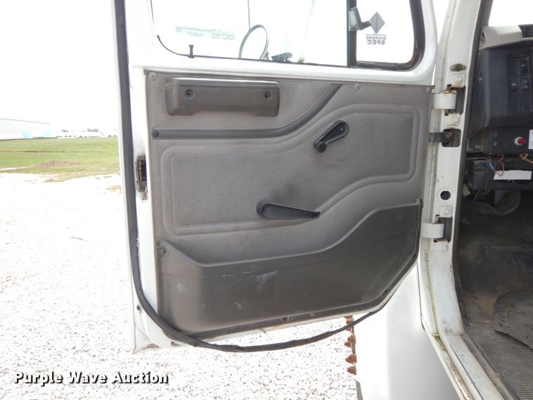 image for item HJ9675 2002 International 4900  truck cab and chassis