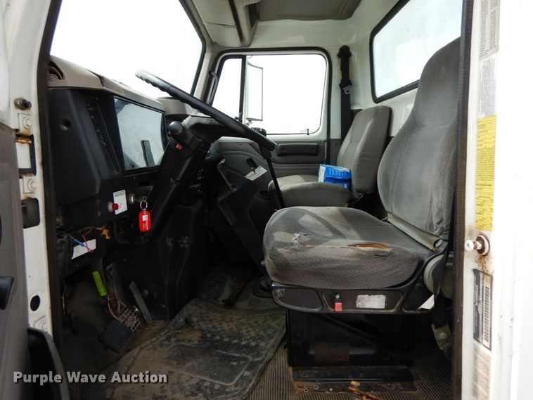 image for item HJ9675 2002 International 4900  truck cab and chassis