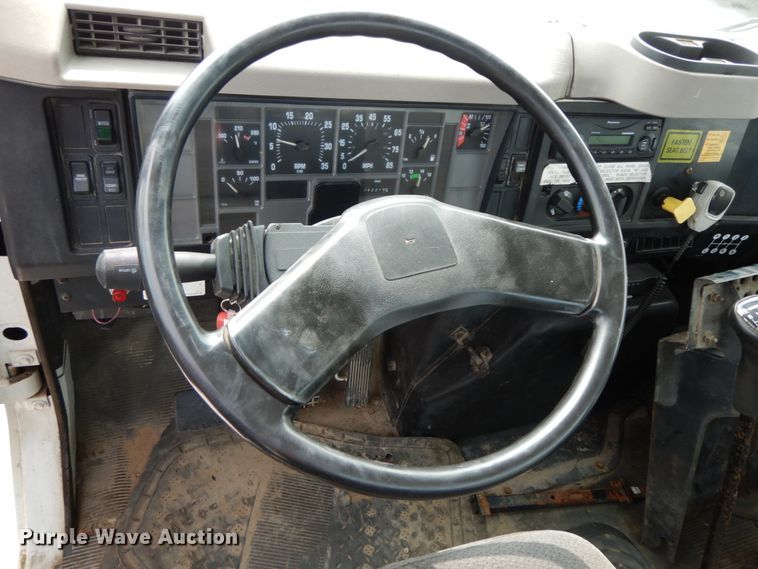 image for item HJ9675 2002 International 4900  truck cab and chassis