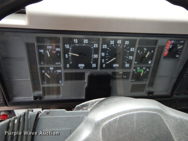 image for item HJ9675 2002 International 4900  truck cab and chassis