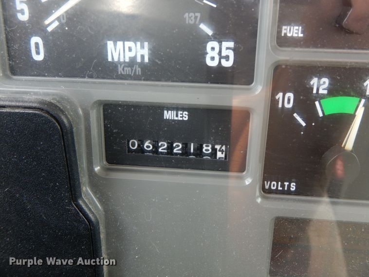 image for item HJ9675 2002 International 4900  truck cab and chassis