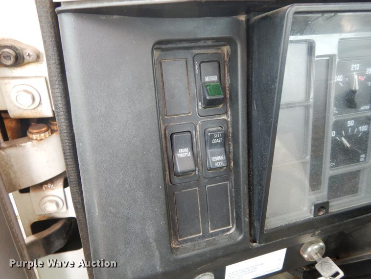 image for item HJ9675 2002 International 4900  truck cab and chassis