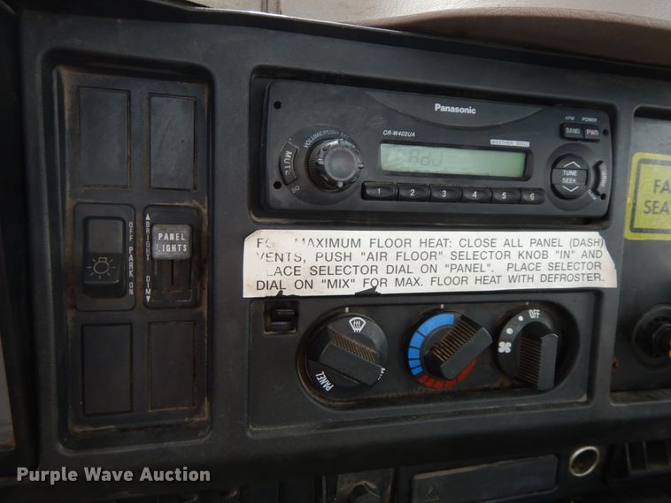 image for item HJ9675 2002 International 4900  truck cab and chassis