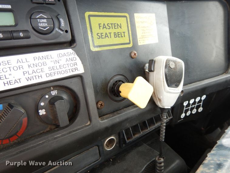 image for item HJ9675 2002 International 4900  truck cab and chassis