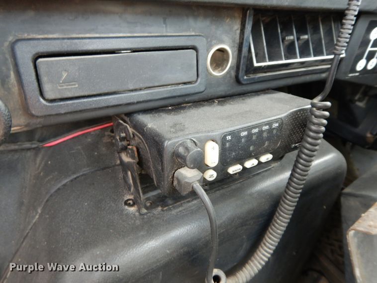 image for item HJ9675 2002 International 4900  truck cab and chassis