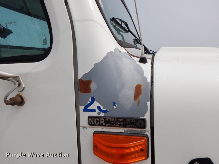 image for item HJ9675 2002 International 4900  truck cab and chassis