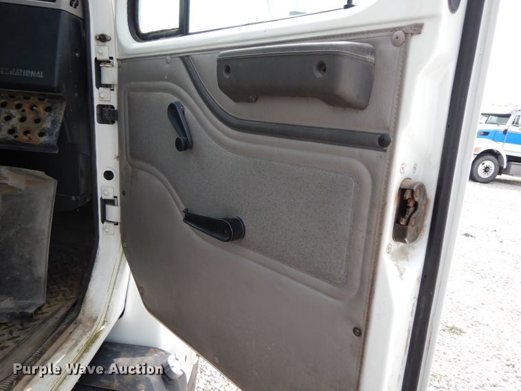 image for item HJ9675 2002 International 4900  truck cab and chassis