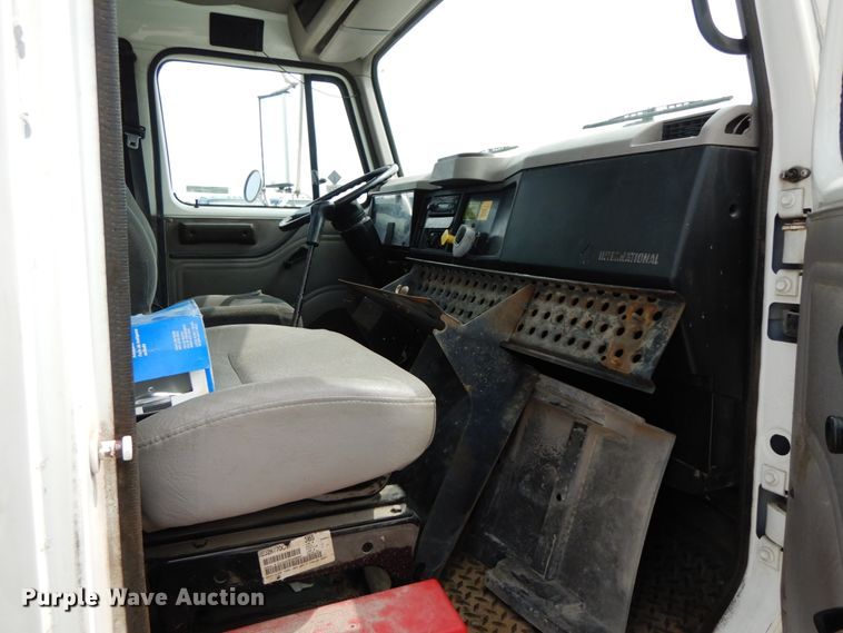 image for item HJ9675 2002 International 4900  truck cab and chassis