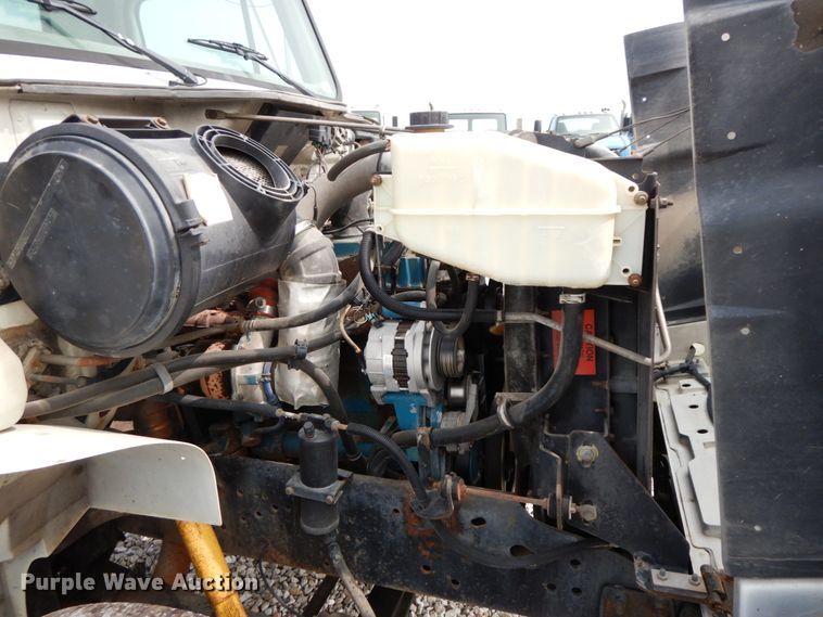 image for item HJ9675 2002 International 4900  truck cab and chassis