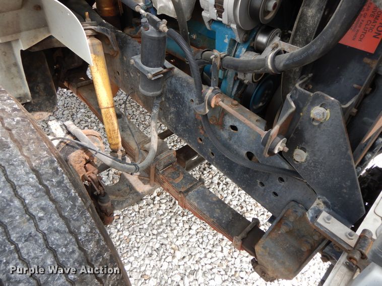 image for item HJ9675 2002 International 4900  truck cab and chassis