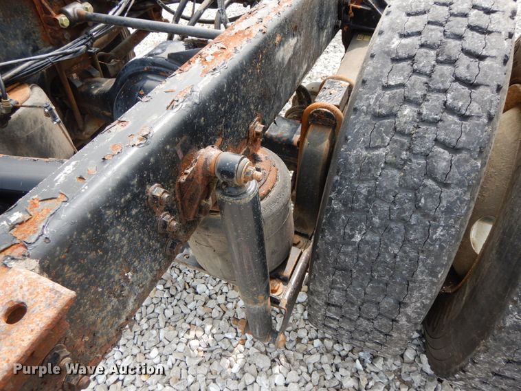 image for item HJ9675 2002 International 4900  truck cab and chassis