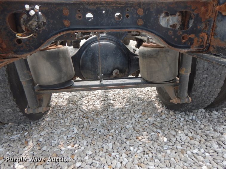 image for item HJ9675 2002 International 4900  truck cab and chassis