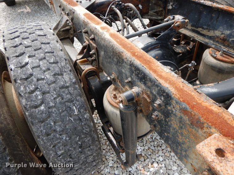 image for item HJ9675 2002 International 4900  truck cab and chassis