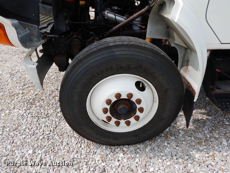 image for item HJ9675 2002 International 4900  truck cab and chassis