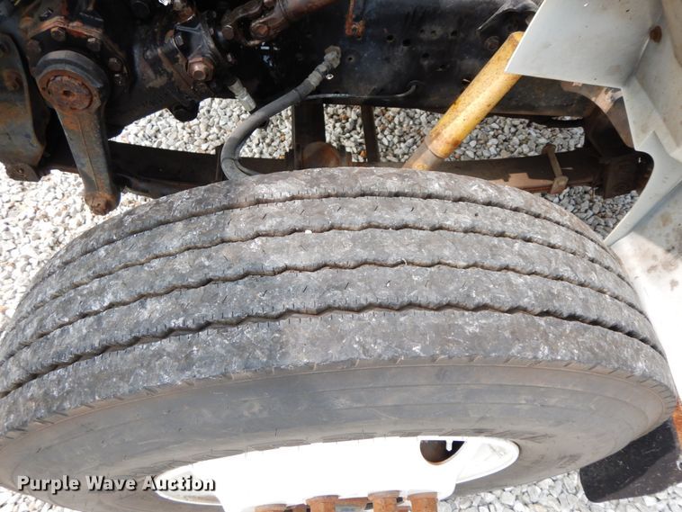 image for item HJ9675 2002 International 4900  truck cab and chassis