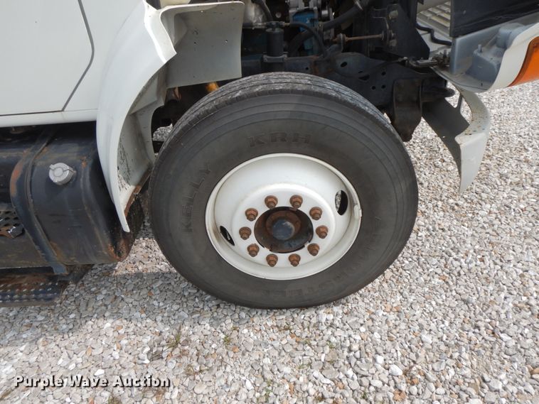 image for item HJ9675 2002 International 4900  truck cab and chassis