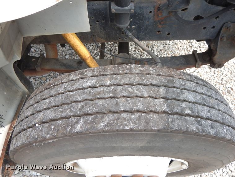 image for item HJ9675 2002 International 4900  truck cab and chassis