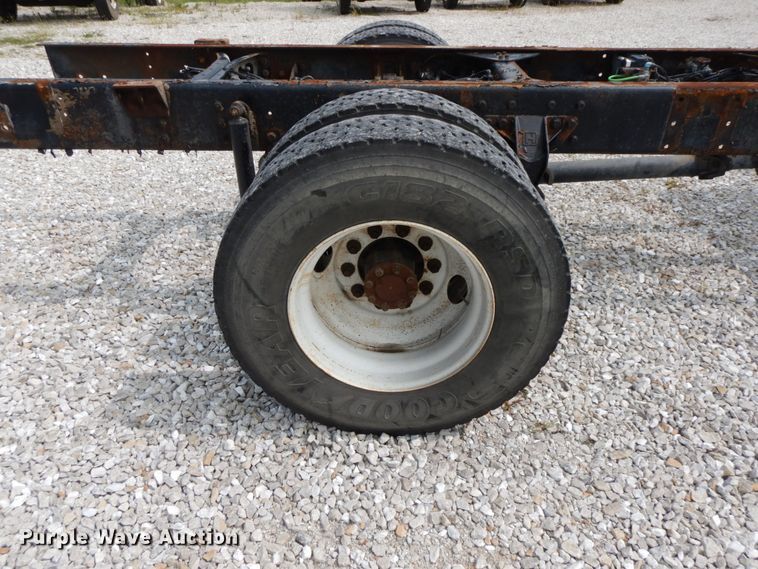 image for item HJ9675 2002 International 4900  truck cab and chassis