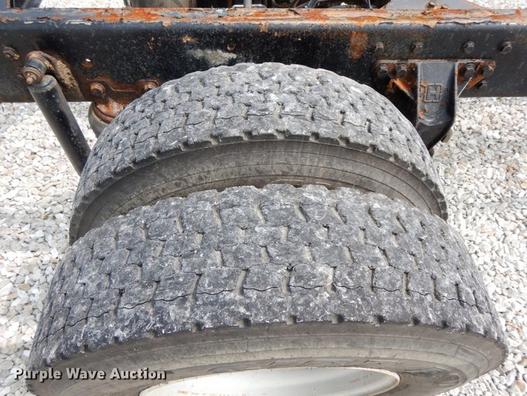 image for item HJ9675 2002 International 4900  truck cab and chassis