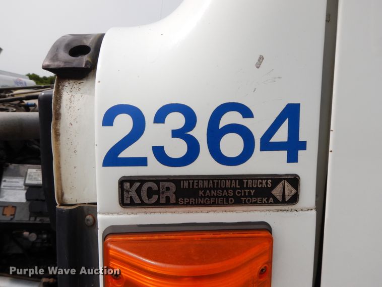 image for item HJ9675 2002 International 4900  truck cab and chassis