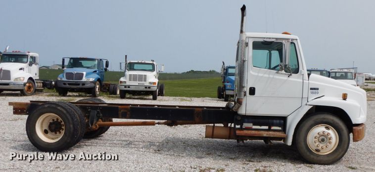 image for item HJ9676 1997 Freightliner FL70  truck cab and chassis