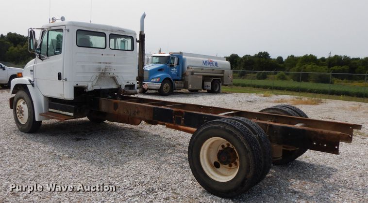 image for item HJ9676 1997 Freightliner FL70  truck cab and chassis