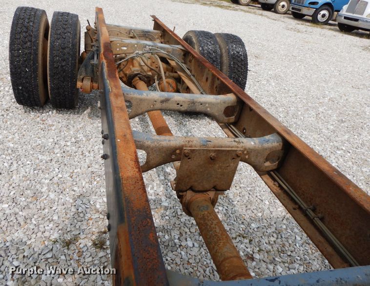 image for item HJ9676 1997 Freightliner FL70  truck cab and chassis