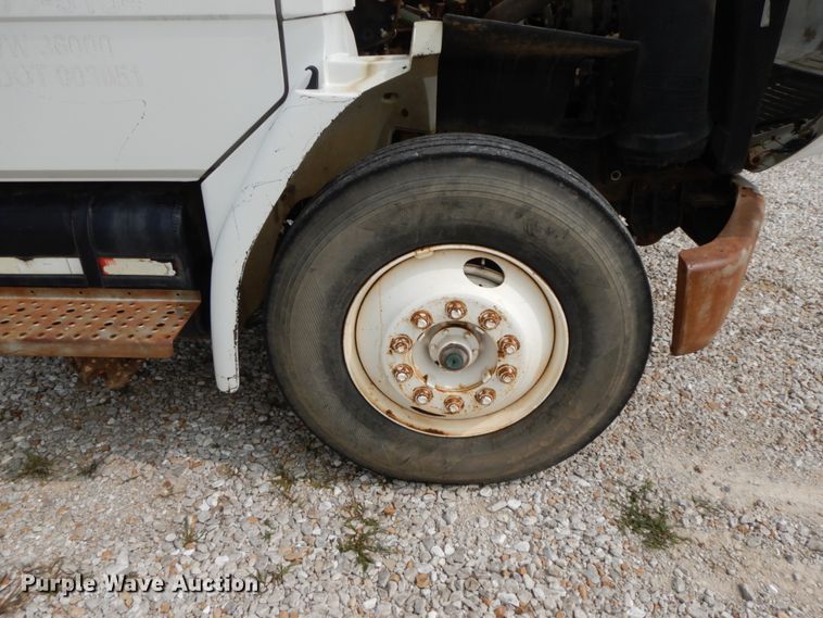 image for item HJ9676 1997 Freightliner FL70  truck cab and chassis