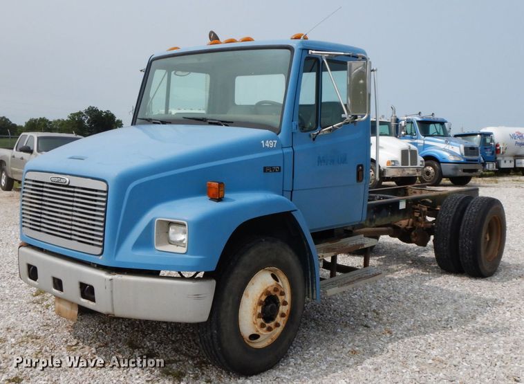 image for item HJ9677 2002 Freightliner FL70  truck cab and chassis